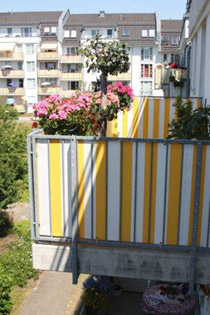 Balkonumrandung mit Markisenstoffen